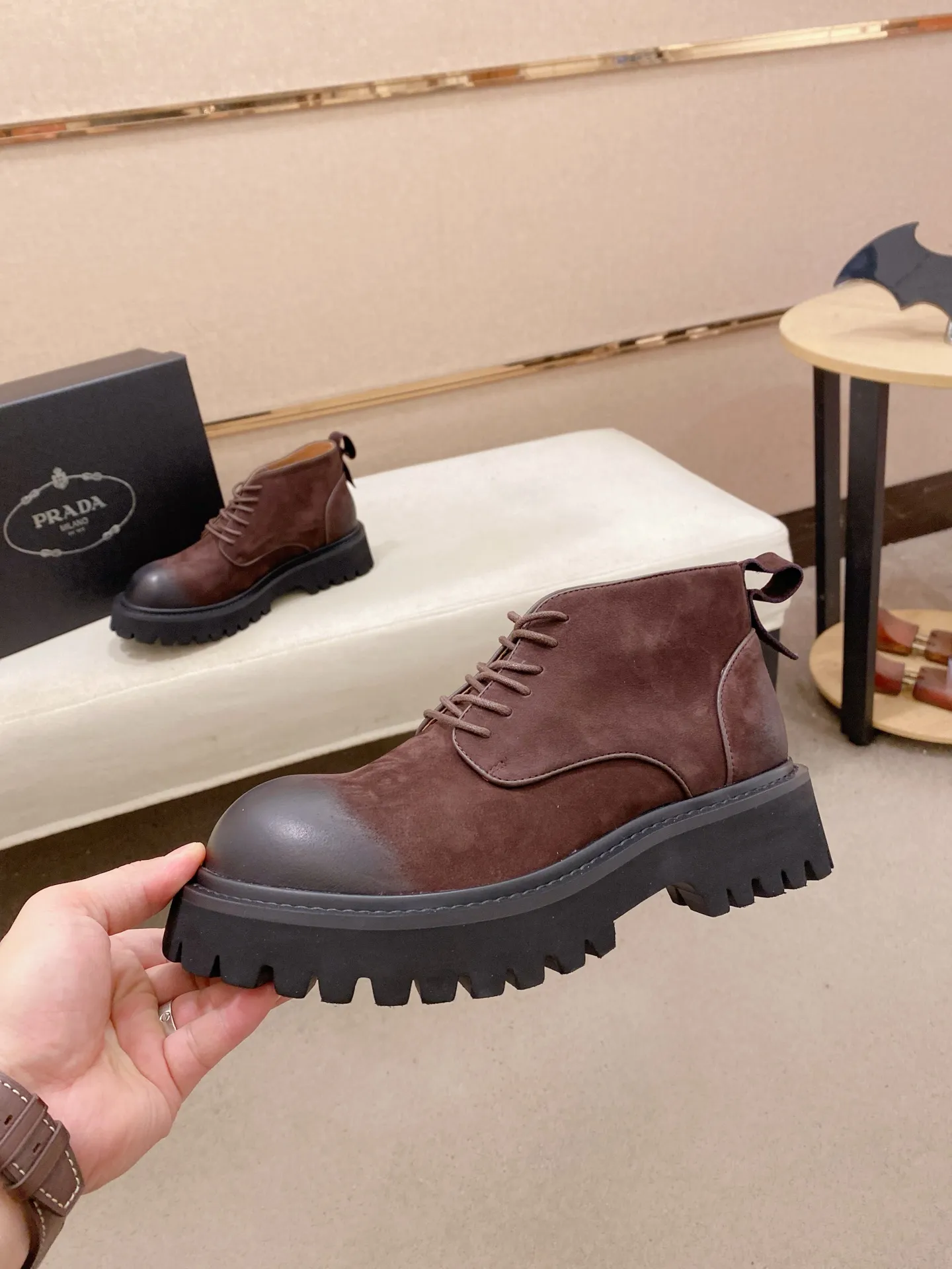 Factory price 580💰 The new PRADA (Prada) counters are launched simultaneously, new men's shoes, 😘fabrics are selected from cowhide. Lining: Full sheepskin lining. 👍🏿 High-end ☄️ air-cushion molded anti-slip rubber outsole, exquisite lines, simple and elegant, comfortable and high-end for leisure travel. Number of yards: 38 to 44. Can be ordered for 45 non-refundable
